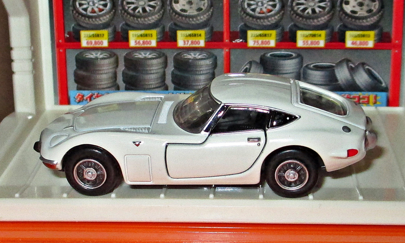Illustration for article titled Tomica Tuesday: Premium Toyota 2000GT